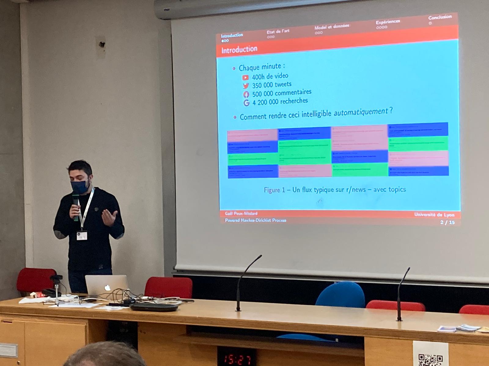 Le Processus Powered Dirichlet-Hawkes comme A Priori Flexible pour Clustering Temporel de Textes